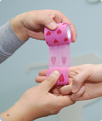 Benda autoadesiva avvolgente flessibile